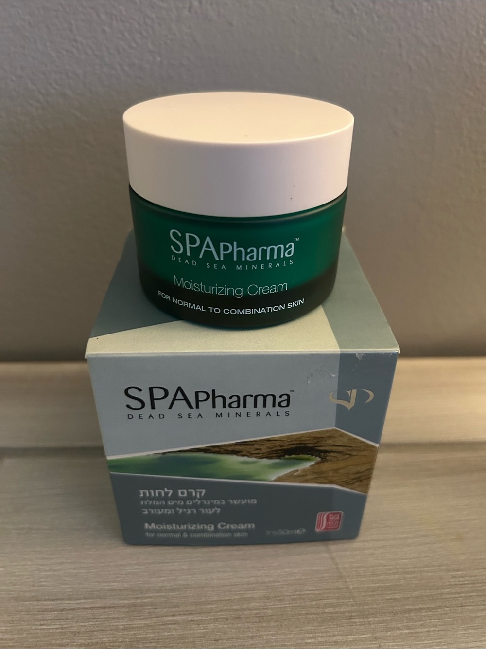 Dead Sea minerals moisturizing cream